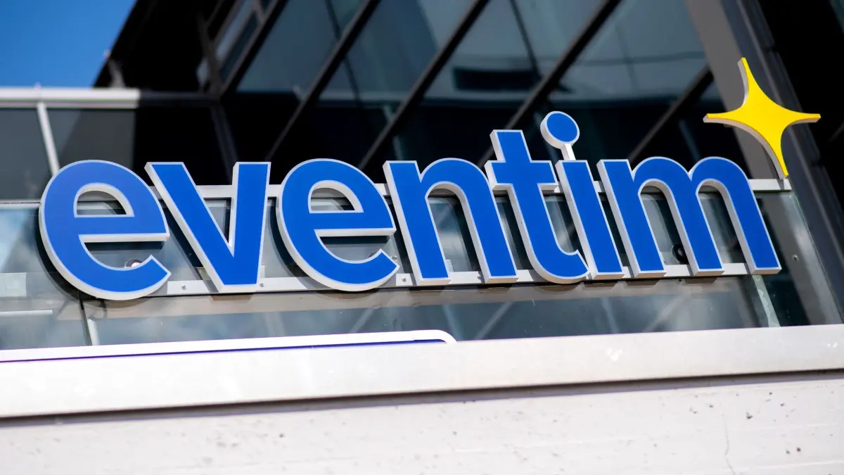 Ticketverkäufer CTS Eventim: ARCHIV - 19.05.2023, Bremen: Das Logo von CTS Eventim hängt über einen Ticketschalter an der ÖVB-Arena. CTS EVENTIM ist einer der international führenden Anbieter in den Bereichen Ticketing und Live Entertainment. (zu dpa: «CTS Eventim schockt mit Gewinneinbruch - Aktienkurs sackt ab») Foto: Hauke-Christian Dittrich/dpa +++ dpa-Bildfunk +++