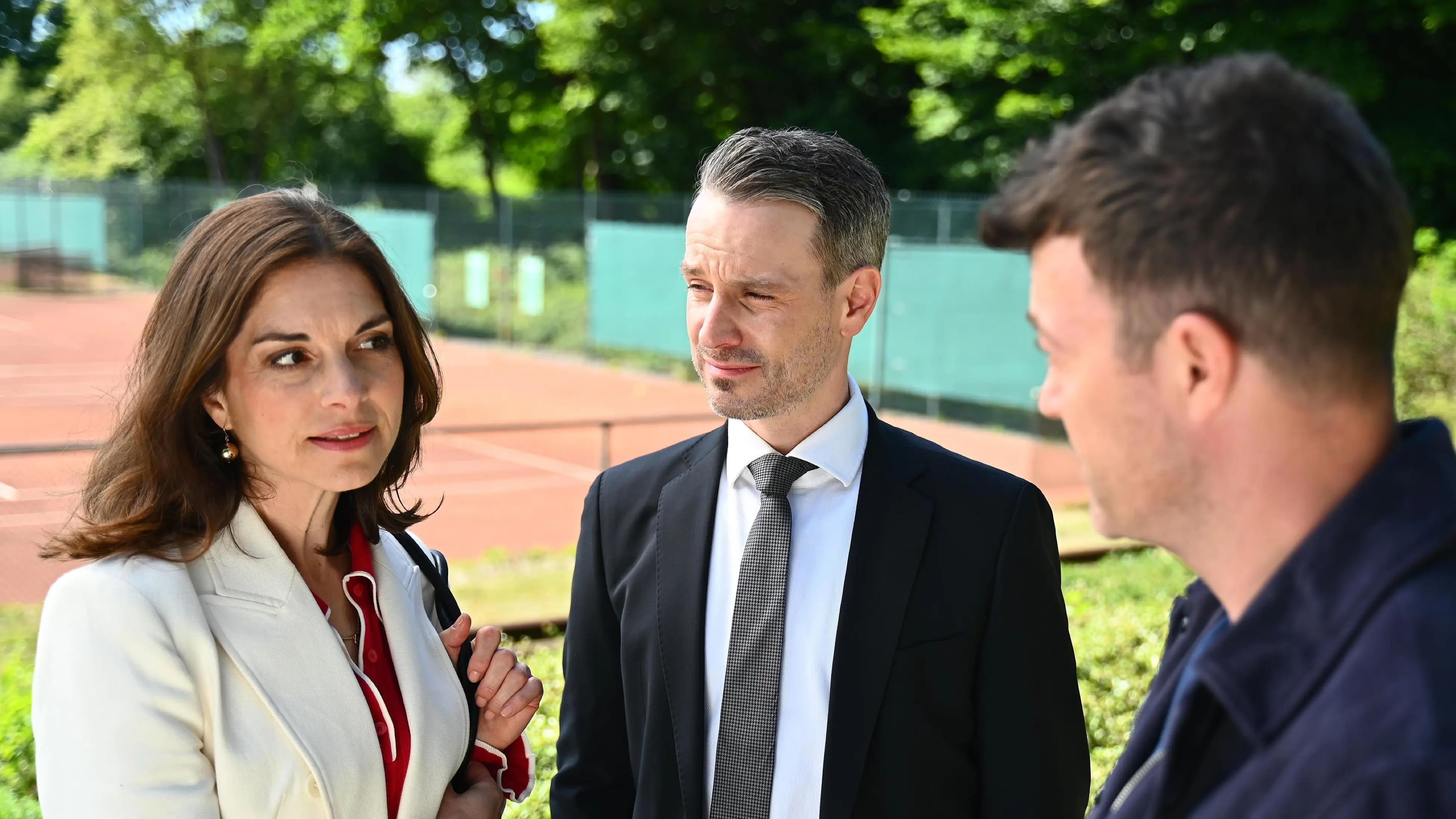 Kilian (Marc Dumitru) und Ben (Jörg Rohde, r.) versuchen beide Gabriella (Bianca Hein) zu imponieren.
