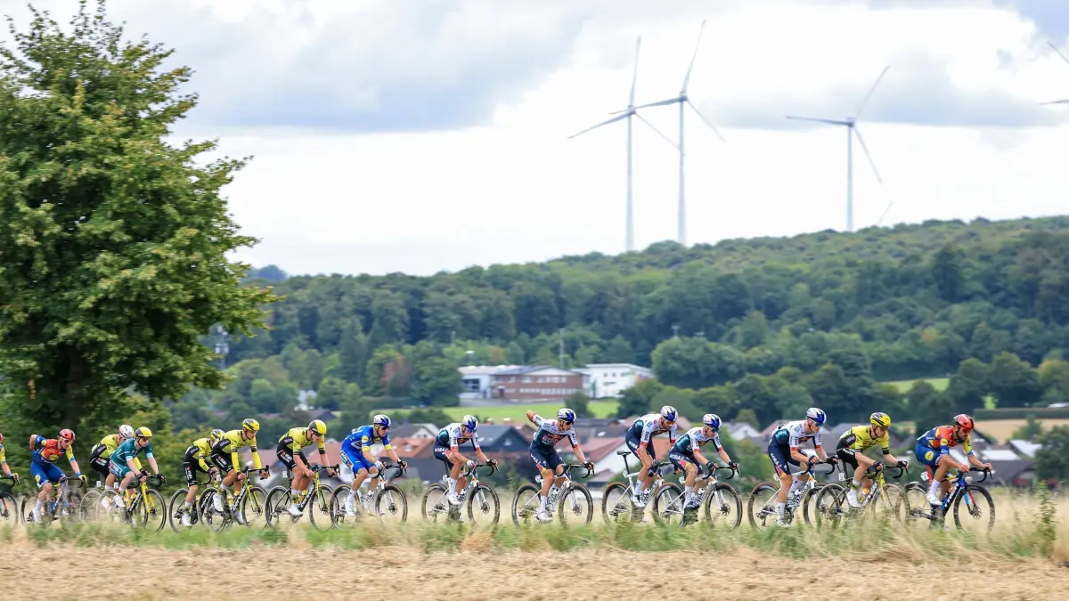 Radsport: Deutschland Tour: 22.08.2025, Nordrhein-Westfalen, Dahl: Radsport: Deutschland Tour, Herford - Arnsberg (190,30 km), 2. Etappe. Das Fahrerfeld fährt hinter italienischen Fahrer Jacopo Mosca vom Lidl-Trek-Team durch die Landschaft bei Paderborn. Foto: Jan Woitas/dpa +++ dpa-Bildfunk +++