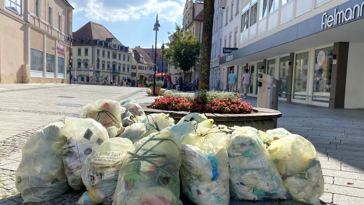 Kein schöner Anblick: Gelbe Säcke am Wochenende in der Ehinger Fußgängerzone.