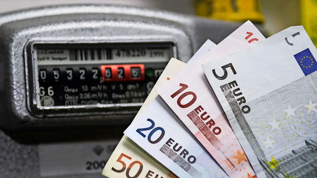 Steigende Energiekosten, Stromzähler, Hand mit Euro-Banknoten, Teuerungsrate, Strompreis, McPKST McP_KST_2024_001160 *** increasing Energy costs, Electricity meter, Hand with Euro Banknotes, inflation rate, electricity price, McPKST McP Corporation tax 2024 001160 McPKST