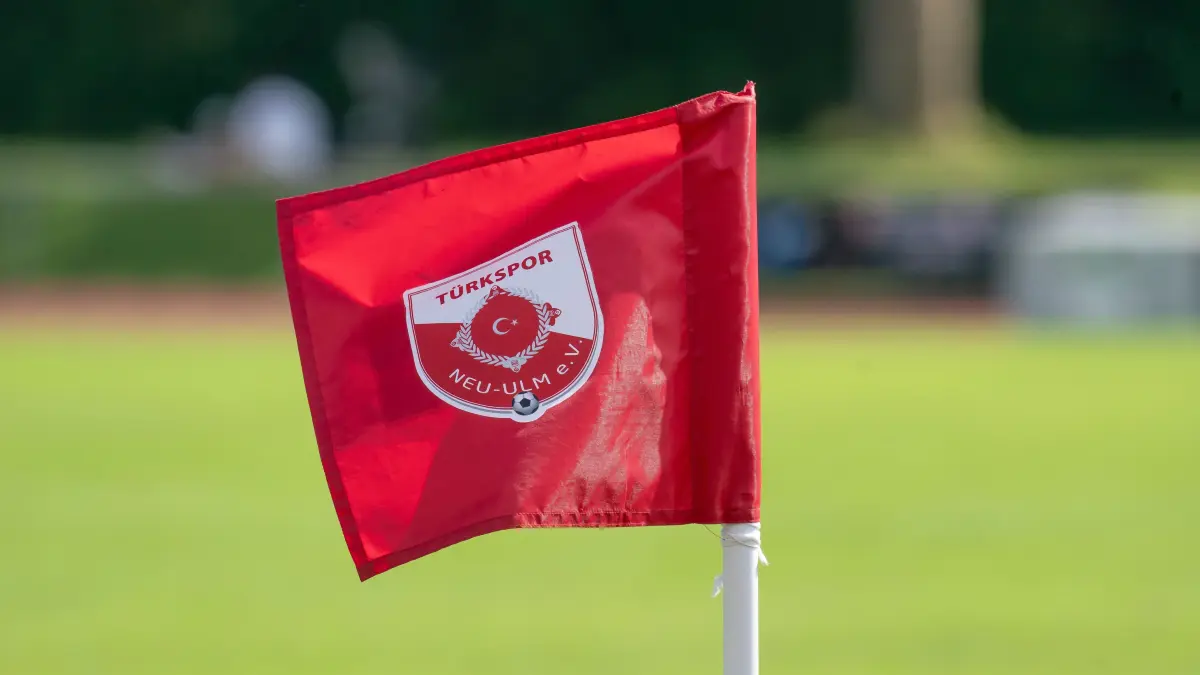 Türkspor Neu-Ulm Eckfahne, Logo des Vereins, Symbol, Beim Spiel gegen den TSV Buch in der Fußball-Landesliga