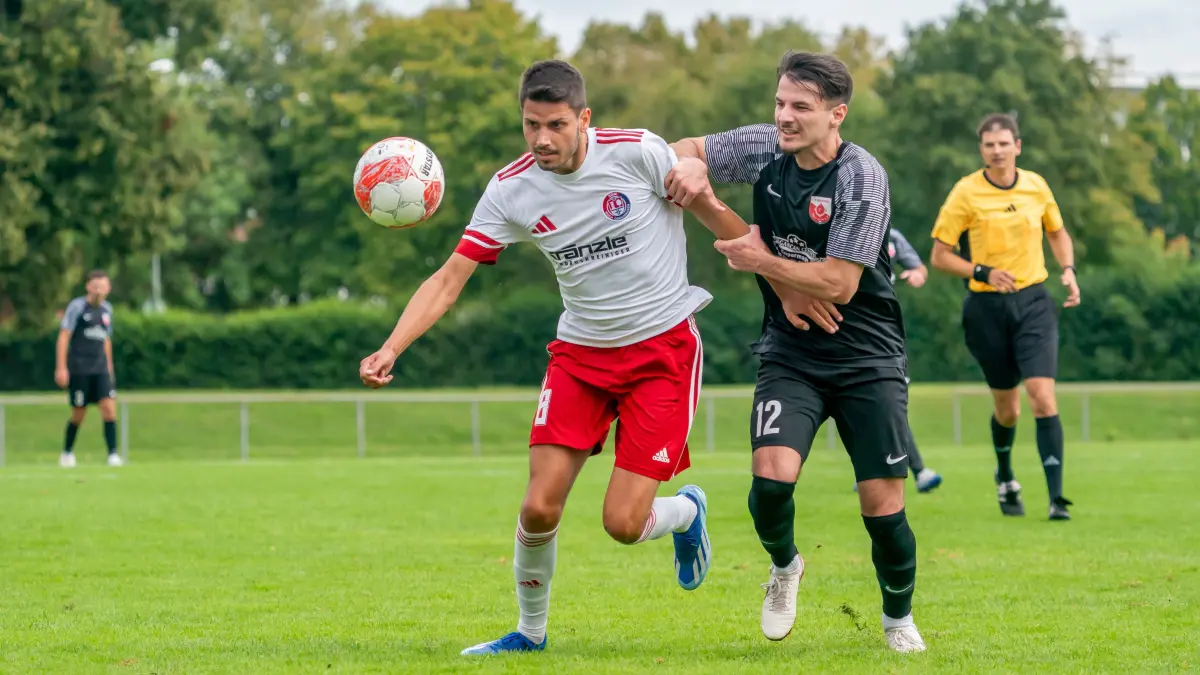 Fußball, Landesliga: Türkspor Neu-Ulm Mustafa Onur Cumur gegen TSV Buch, Timo Leitner