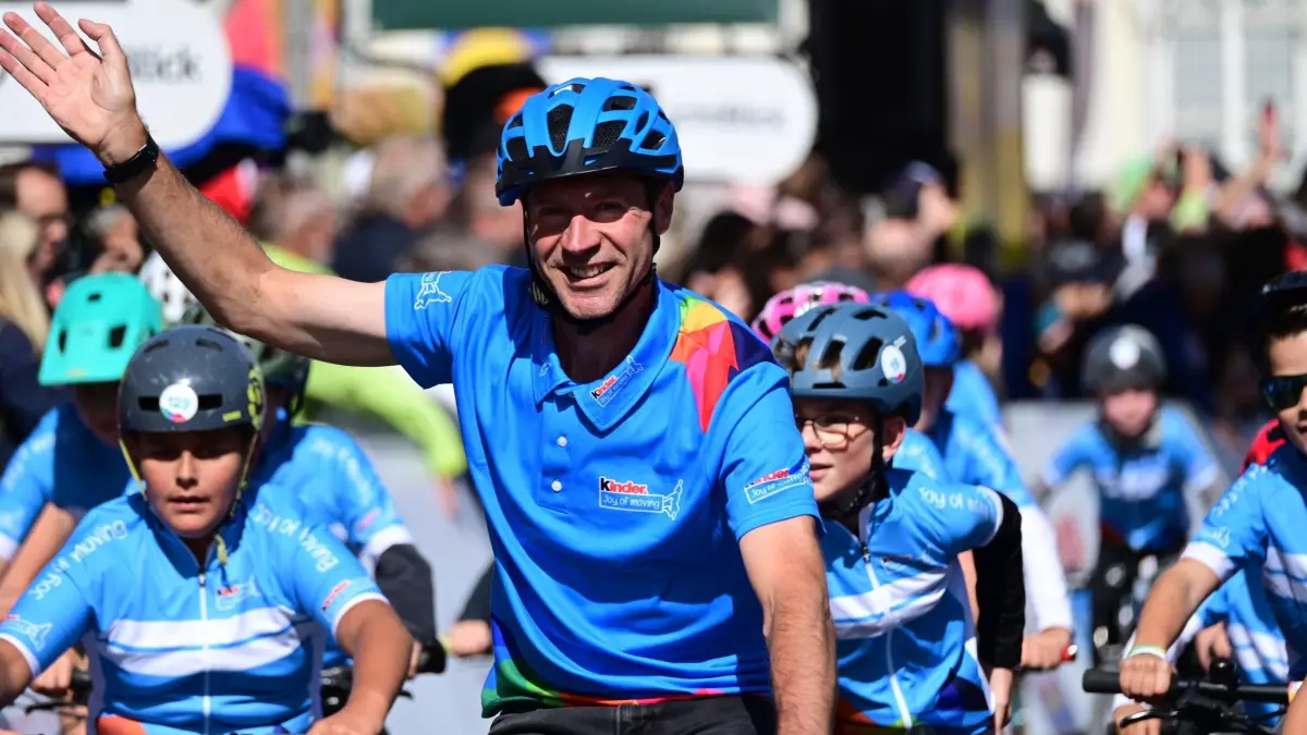 Lidl Deutschland Tour 2025: 23.08.2025 xkhx Lidl Deutschland Tour 2025 - 3. Etappe von Arnsberg nach Kassel Bike Parade der kinder Joy of Moving mini tour mit Rad-Legende Jens Voigt *** 23 08 2025 xkhx Lidl Deutschland Tour 2025 3 stage from Arnsberg to Kassel Bike parade of the childrens Joy of Moving mini tour with cycling legend Jens Voigt