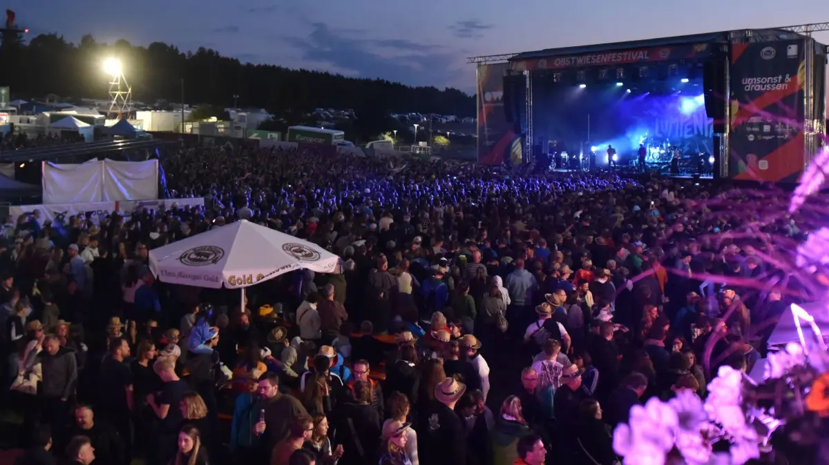 12000 Menschen auf dem Gelände des Obstwiesenfestival am Freitagabend.