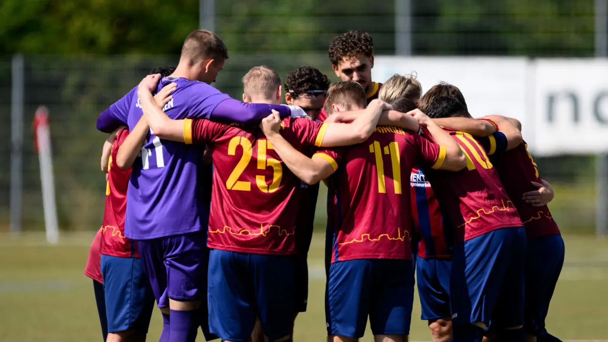 SSC Tübingen vs. SV Croatia Reutlingen, Fussball, Landesliga Staffel 3, Wuerttemberg, 3. Spieltag, Saison 2025/2026, 24.08.2025, : SSC Tuebingen, macht den Motivationskreis,
SSC Tübingen vs. SV Croatia Reutlingen, Fussball, Landesliga Staffel 3, Wuerttemberg, 3. Spieltag, Saison 2025/2026, 24.08.2025,
Eibner-Pressefoto/Andreas Ulmer
