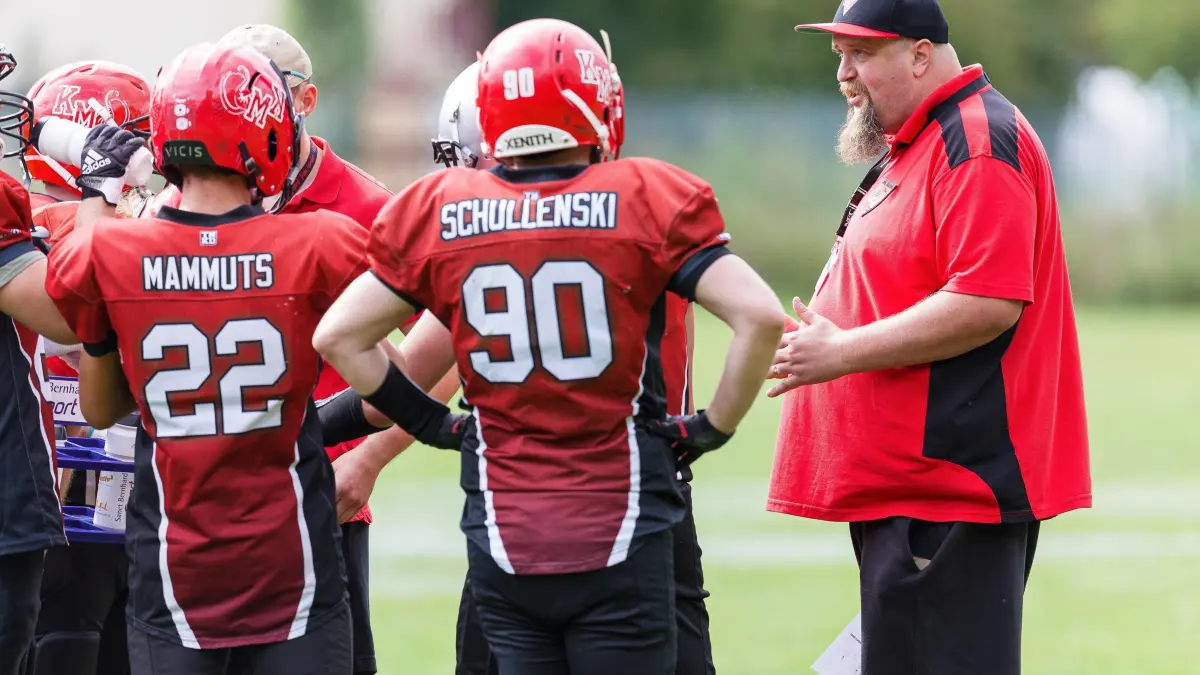 American Football Bezirksliga: American Football Bezirksliga; Kuchen Mammuts - Aalen Legions;
Headcoach Luke Held (Kuchen Mammuts) instruiert sein Team während einer Auszeit;
23.08.2025; Ankenstadion; Kuchen.
Foto: Thomas Madel