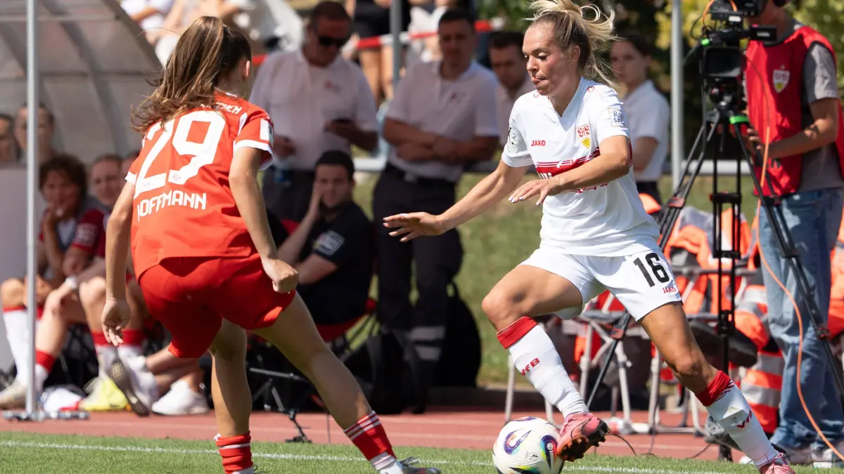 GER, VfB Stuttgart Frauen vs. FC Bayern Muenchen Frauen II, Fussball, 2. Frauen-Bundesliga, 1. Spieltag, Spielzeit 2025/2026, 24.08.2025,: Janina Hechler VFB Stuttgart Frauen, 16 im Zweikampf mit Melina Hoffmann FC Bayern Muenchen 2 Frauen, 29, GER, VfB Stuttgart Frauen vs. FC Bayern Muenchen Frauen II, Fussball, 2. Frauen-Bundesliga, 1. Spieltag, Spielzeit 2025/2026, 24.08.2025, GER, VfB Stuttgart Frauen vs. FC Bayern Muenchen Frauen II, Fussball, 2. Frauen-Bundesliga, 1. Spieltag, Spielzeit 2025/2026, 24.08.2025, Stuttgart *** Janina Hechler VFB Stuttgart Women, 16 in duel with Melina Hoffmann FC Bayern Muenchen 2 Women, 29 , GER, VfB Stuttgart Women vs FC Bayern Muenchen Women II, Soccer, 2 Women Bundesliga, 1 Matchday, Season 2025 2026, 24 08 2025, GER, VfB Stuttgart Women vs FC Bayern Muenchen Women II, Soccer, 2 Women Bundesliga, 1 Matchday, Season 2025 2026, 24 08 2025, Stuttgart Copyright: xEibner-Pressefoto/EdwardxCheungx EP_ECG