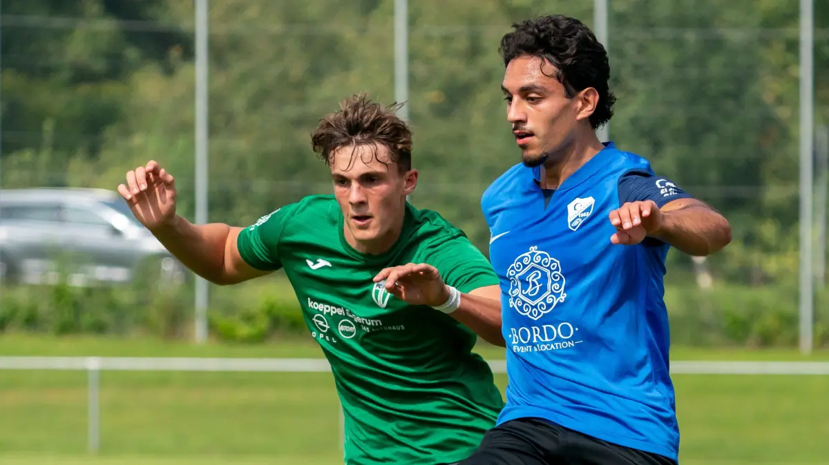 Fußball Bezirksliga Donau/Iller SC Türkgücü Ulm Berkkan Celik gegen FC Burlafingen Lars Leder