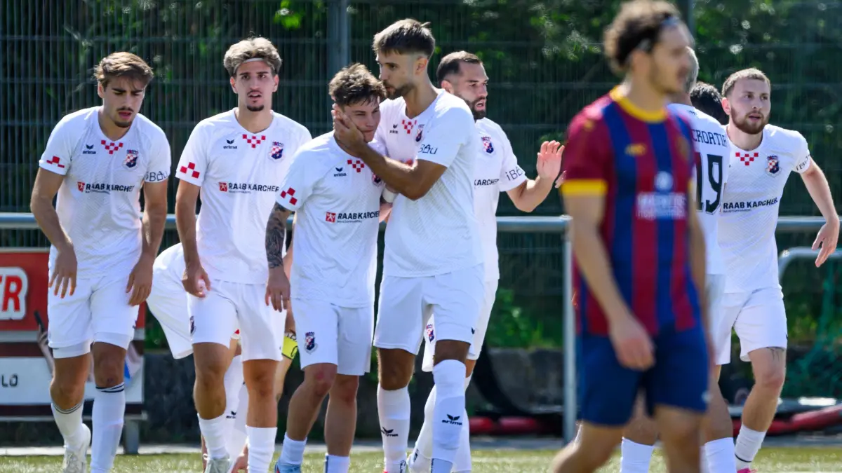 SSC Tübingen vs. SV Croatia Reutlingen, Fussball, Landesliga Staffel 3, Wuerttemberg, 3. Spieltag, Saison 2025/2026, 24.08.2025, : Sven Niebiosa (SV Croatia Reutlingen, #09) erzielt das Tor zum 0:1 fuer SV Croatia Reutlingen, Freude/Jubel beim Team ueber das erzielte Tor,
SSC Tübingen vs. SV Croatia Reutlingen, Fussball, Landesliga Staffel 3, Wuerttemberg, 3. Spieltag, Saison 2025/2026, 24.08.2025,
Eibner-Pressefoto/Andreas Ulmer