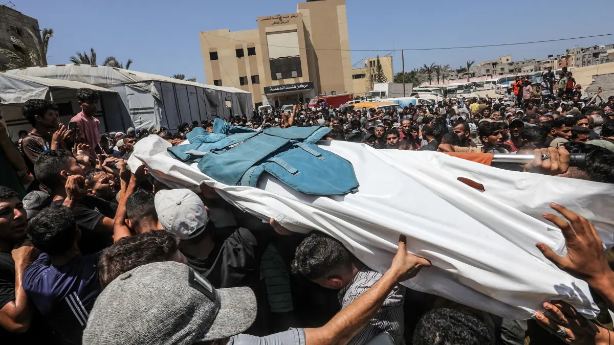 Nahostkonflikt - Chan Junis: 26.08.2025, Palästinensische Gebiete, Chan Junis: Palästinenser tragen die Leiche eines Journalisten, der bei einem israelischen Angriff auf das Nasser-Krankenhaus getötet wurde. Foto: Abed Rahim Khatib/dpa +++ dpa-Bildfunk +++