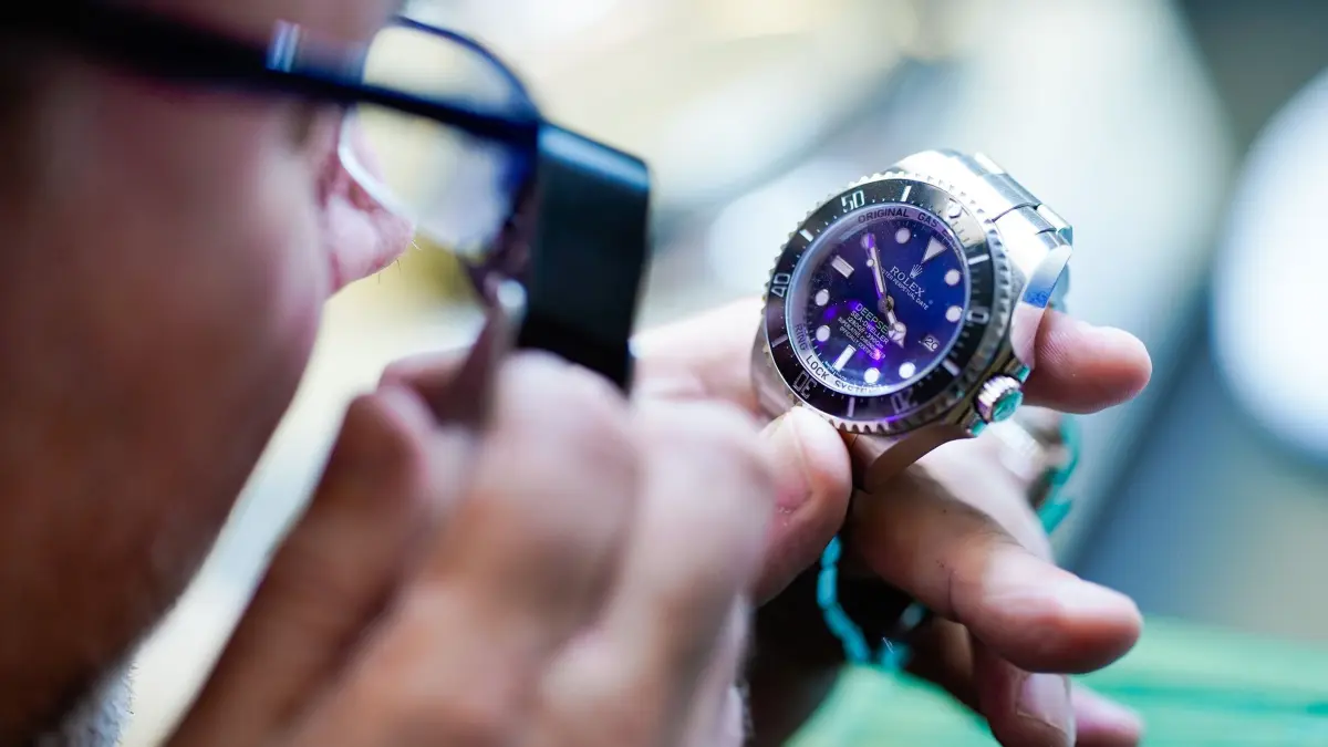 Pfandleiher überprüft eine Uhr der Marke Rolex: ARCHIV - Prüfen Uhren vor dem Verkauf in der Regel besonders sorgsam: Händler. (zu dpa: «Investment am Handgelenk: Welche Rendite Luxusuhren bringen») Foto: Uwe Anspach/dpa/dpa-tmn - Honorarfrei nur für Bezieher des dpa-Themendienstes +++ dpa-Themendienst +++