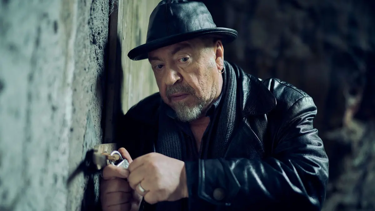 Vitus Kessler (Armin Rhode) sucht nach seiner Enkelin, doch diese ist verschwunden.