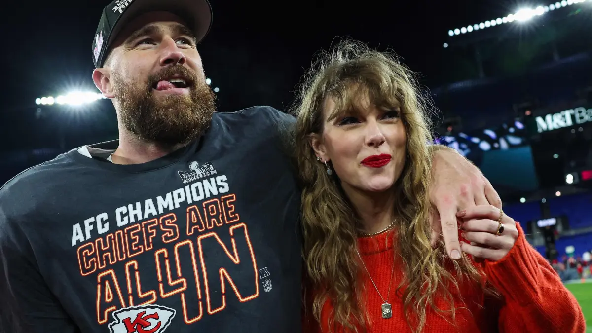 Taylor Swift va se marier avec la star du football américain Travis Kelce: (FILES) Travis Kelce #87 of the Kansas City Chiefs (L) celebrates with Taylor Swift after defeating the Baltimore Ravens in the AFC Championship Game at M&T Bank Stadium on January 28, 2024 in Baltimore, Maryland. Pop superstar Taylor Swift and American football player Travis Kelce announced their engagement on August 26, 2025, setting the stage for a high-profile wedding for the celebrity couple. A joint post on their Instagram pages showed pictures of Kelce on one knee making his marriage proposal in a flower-laden garden, and then Swift, 35, displaying a large diamond ring. (Photo by Patrick Smith / GETTY IMAGES NORTH AMERICA / AFP)
