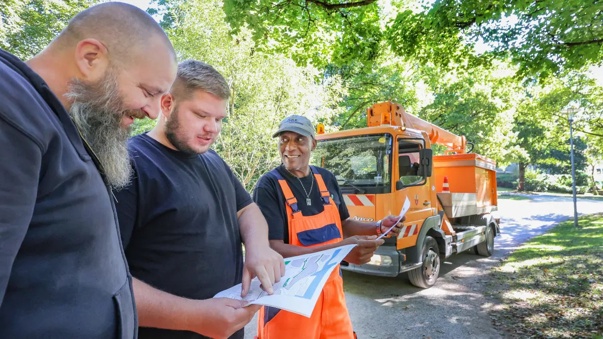 Sommernachtsfest 2025 - Aufbau in den Ackeranlagen - Werkhof - Mitarbeiter realisieren die Elektrik samtz Lichterketten - Christian Lautenschläger, Oliver Baumann, Agostinho Hime