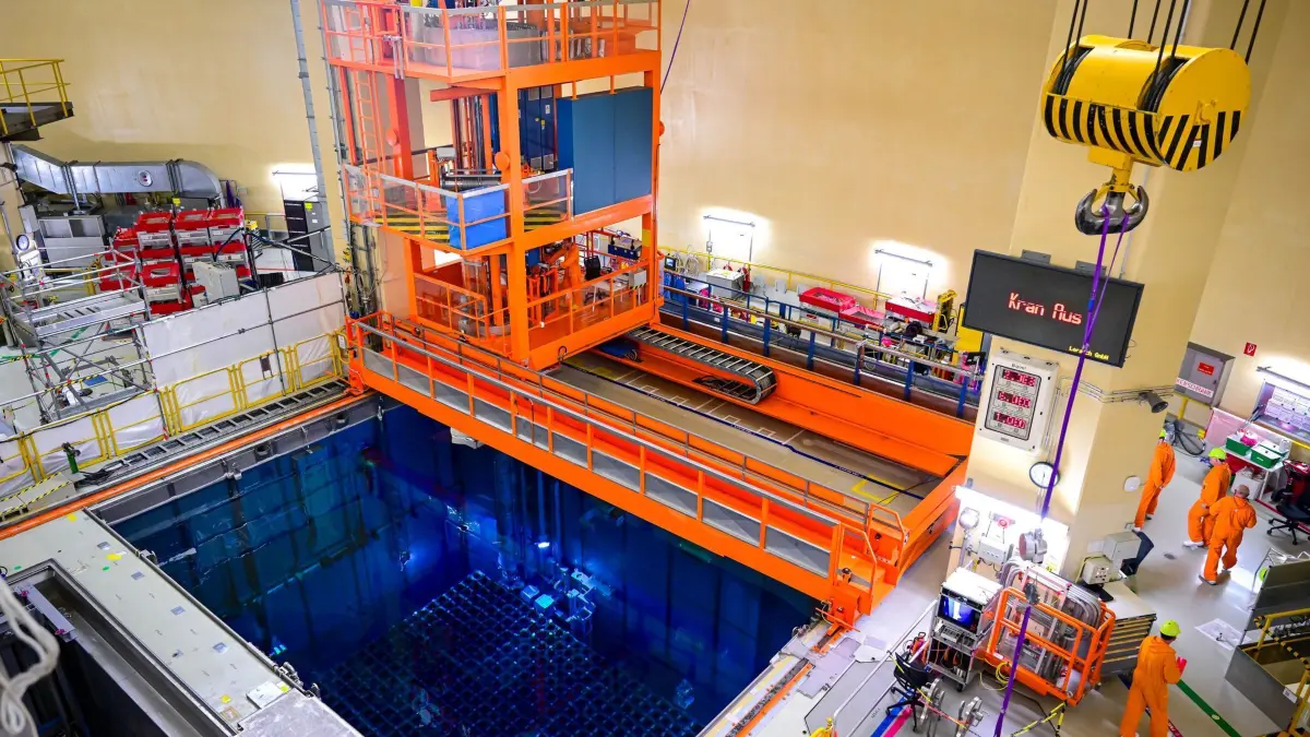 Rückbau vom Kernkraftwerk Emsland: 26.08.2025, Niedersachsen, Lingen: Brennelemente im Abklingbecken im Inneren vom Reaktorgebäude des Kernkraftwerks Emsland. Der Rückbau des Atomkraftwerks Emsland im niedersächsischen Lingen soll Mitte der 2030er Jahre abgeschlossen sein. (zu dpa: «Atomkraftwerk Emsland soll Mitte 2030er Jahre abgebaut sein») Foto: Sina Schuldt/dpa +++ dpa-Bildfunk +++
