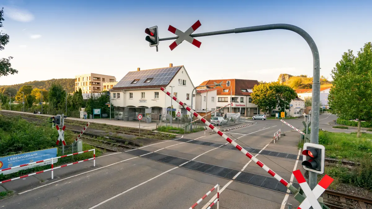 Blaustein Bahnhofgelände Hummelstraße Bahnübergangs in der Blausteiner Hummesltraße hätte dieses Jahr beginnen sollen. Tut es ab er nicht. Neue Blausteiner Mitte