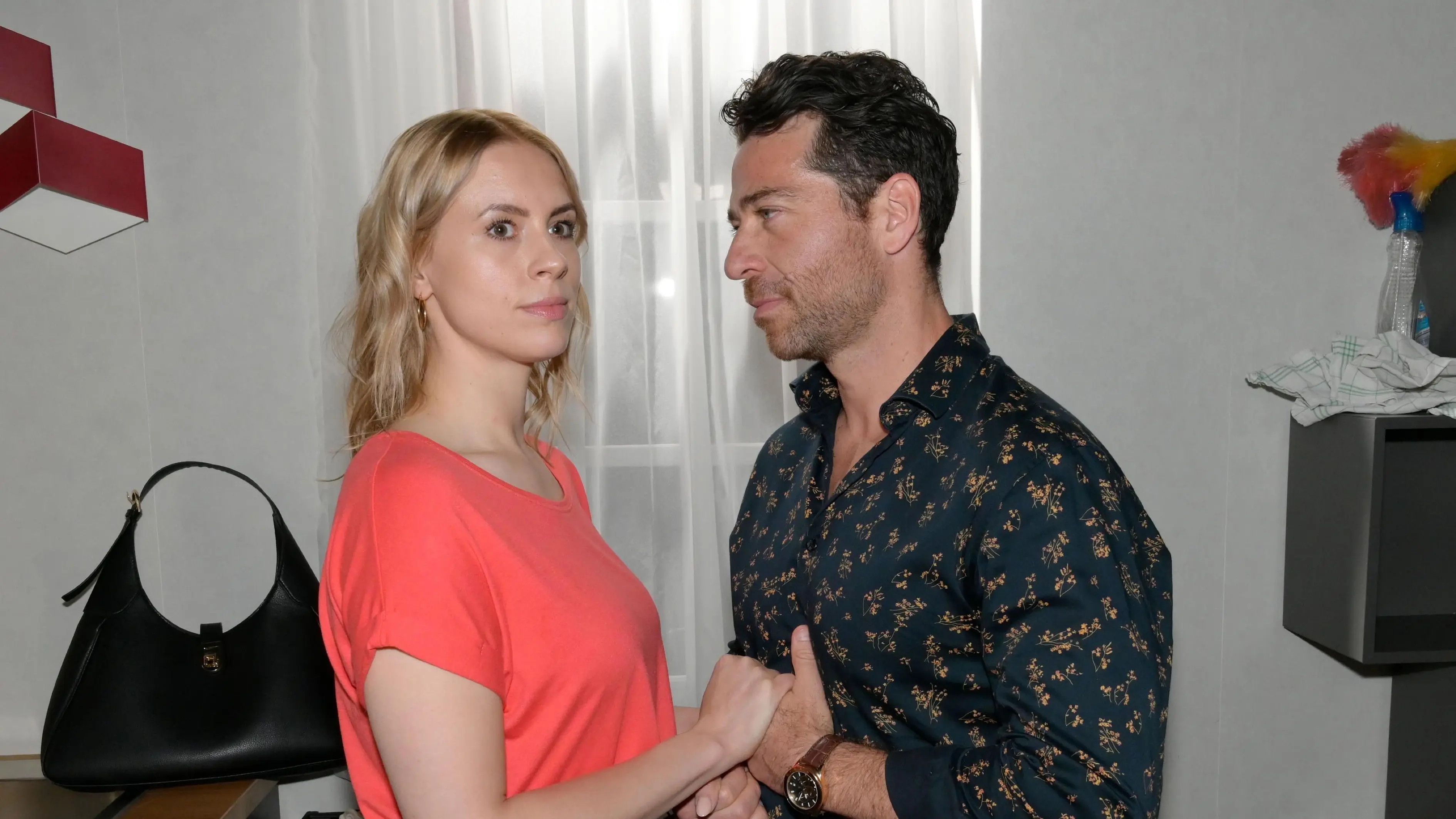 Zoe (Lara Dandelion Seibert) hat Angst, dass sie ins Gefängnis muss. Ihr Freund Carlos (Patrick Fernandez) unterstützt sie.