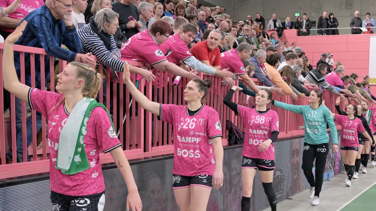 So war es in der vergangenen Saison: Die TusSies klatschten nach dem Spiel gegen Ludwigsburg in der brechend vollen Paul-Horn-Arena mit ihren Fans ab. Das Derby wird in der neuen Spielzeit fehlen - samt den Einnahmen.