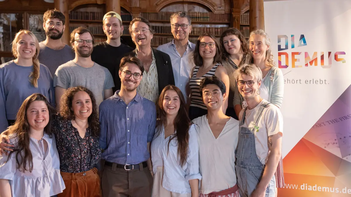 Die aktuelle Diademus-Masterclass, mittendrin Gesangsdozent Ulrich Messthaler und Mediziner Wolfgang Steinmüller.