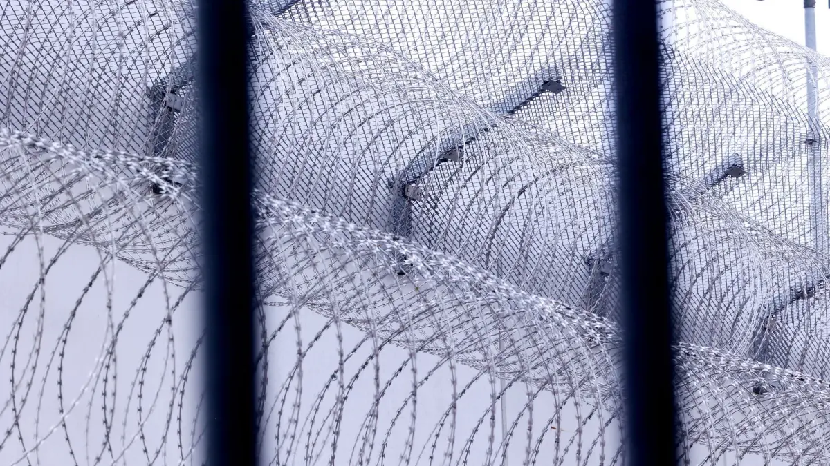 Telemedizin im Justizvollzug hilft Gefangenen Tag und Nacht: ARCHIV - 12.04.2024, Nordrhein-Westfalen, Willich: Sogenannter Nato-Draht sichert einen Bereich in der Justizvollzugsanstalt in Willich. Der Einsatz von Telemedizin im nordrhein-westfälischen Justizvollzug hat sich aus Sicht der Landesregierung bewährt. (zu dpa: «Telemedizin im Justizvollzug hilft Gefangenen Tag und Nacht») Foto: David Young/dpa +++ dpa-Bildfunk +++