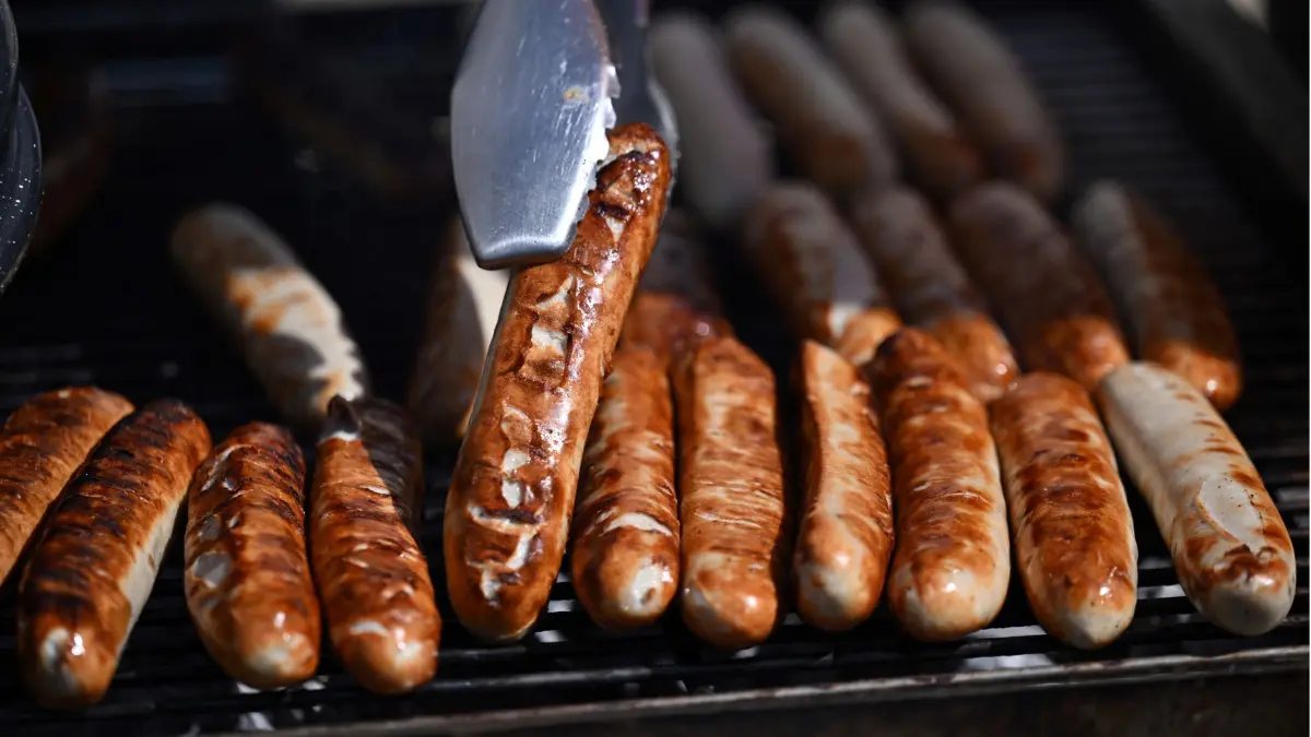 ARCHIV - 27.08.2024, Thüringen, Schkölen: Thüringer Bratwürste liegen auf dem Grill
(zu dpa: «Nachbarschaftsstreit um Grill eskaliert») Foto: Martin Schutt/dpa +++ dpa-Bildfunk +++