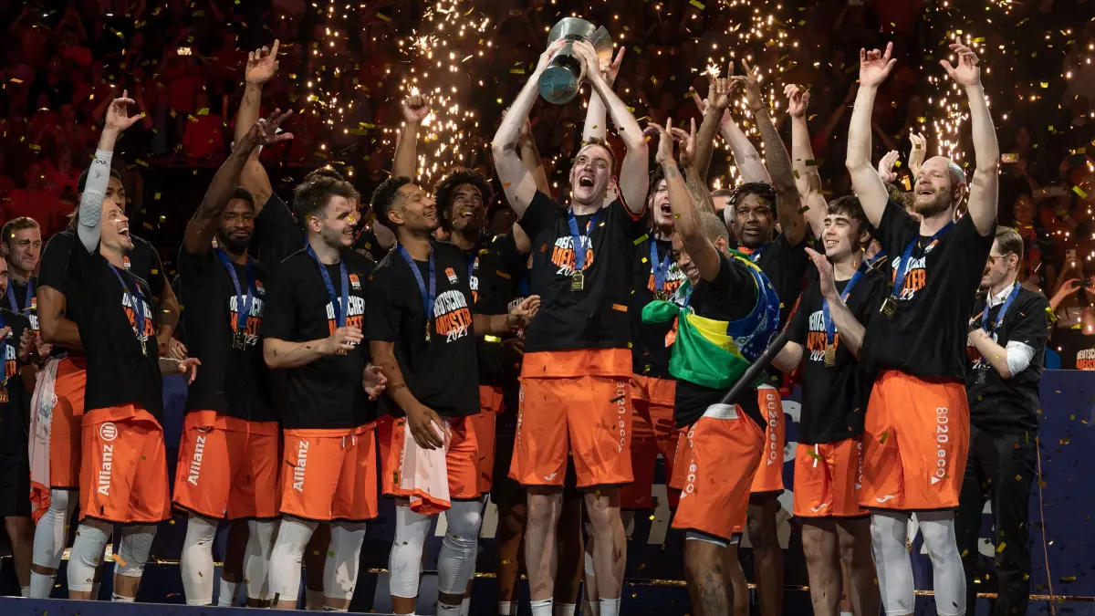 Am Ziel seiner Träume: Philipp Herkenhoff reckt die Trophäe in die Höhe. Basketball Ulm Ratiopharm