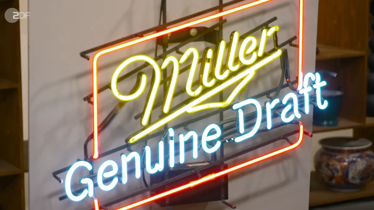 Neon-Glanz: Leuchtreklame „Miller“