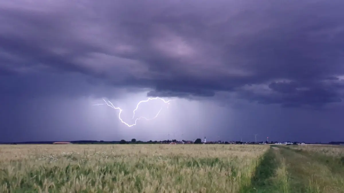 ARCHIV - 13.07.2025, Baden-Württemberg, Dornstadt: Dunkle Gewitterwolken ziehen bei einem Gewitter am Abend über dem Großraum Ulm auf. Dabei blitzt es in der Ferne. Auch für Montag, den 14.07.2025, werden in Baden-Württemberg und Bayern in Teilen der Region Gewitter und Regenschauer erwartet. (zu dpa: «Starkregen und Sturm: Wo es zum Wochenende gewittrig wird») Foto: Simon Zeiher/onw-images/dpa +++ dpa-Bildfunk +++