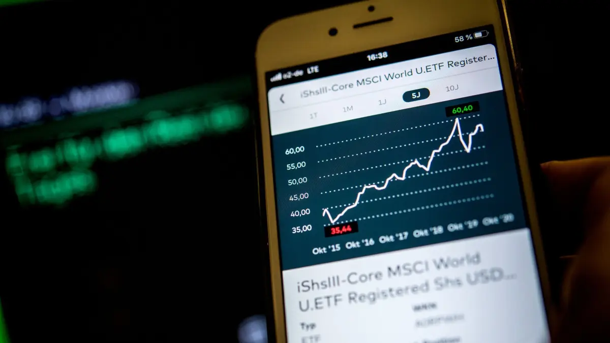 Ein Mann schaut sich Depotentwicklungen an: ILLUSTRATION - Können das Verlustrisiko im Depot senken: ETFs auf weltweit streuende Indizes wie den MSCI World. (zu dpa: «Altersvorsorge für Selbstständige: Markt bietet jedem etwas») Foto: Zacharie Scheurer/dpa-tmn - Honorarfrei nur für Bezieher des dpa-Themendienstes +++ dpa-Themendienst +++