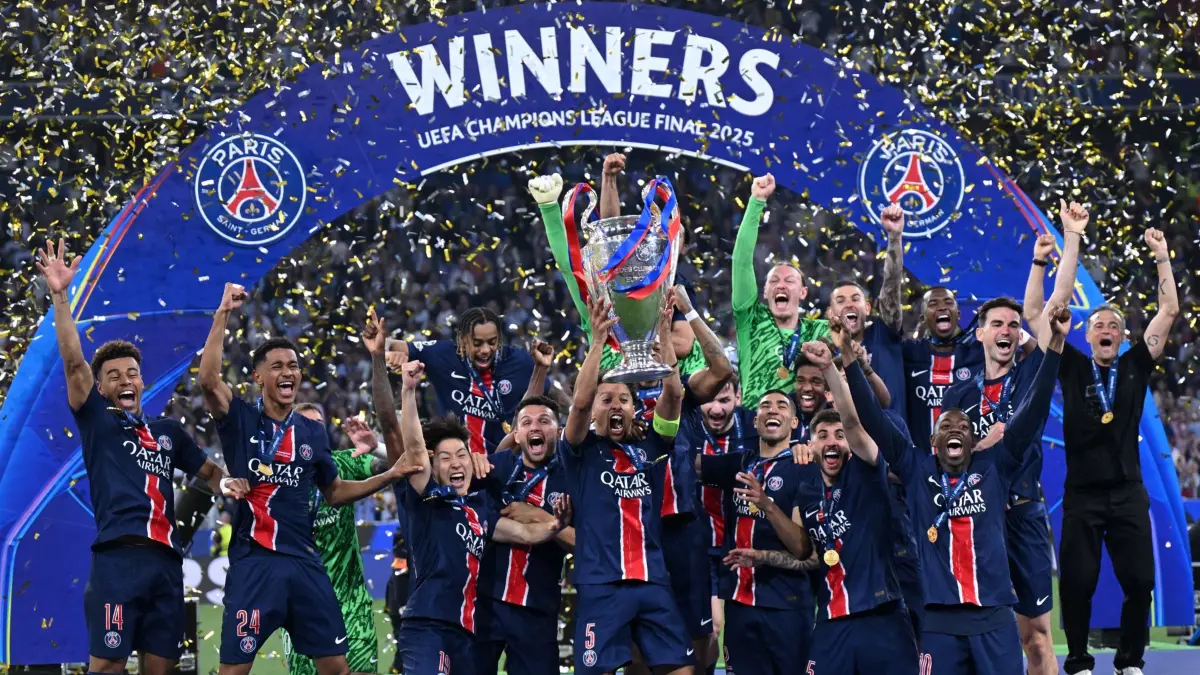 ARCHIV - 31.05.2025, Bayern, München: Fußball: Champions League, Paris Saint-Germain - Inter Mailand, K.o.-Runde, Finale, Munich Football Arena. Marquinhos von Paris (M) feiert mit dem Champions-League-Pokal und seinen Mitspielern. Am Mittwoch spielt PSG gegen Tottenham um den europäischen Supercup. (zu dpa: «Champions League: Partien für Ligaphase werden ausgelost») Foto: Robert Michael/dpa +++ dpa-Bildfunk +++