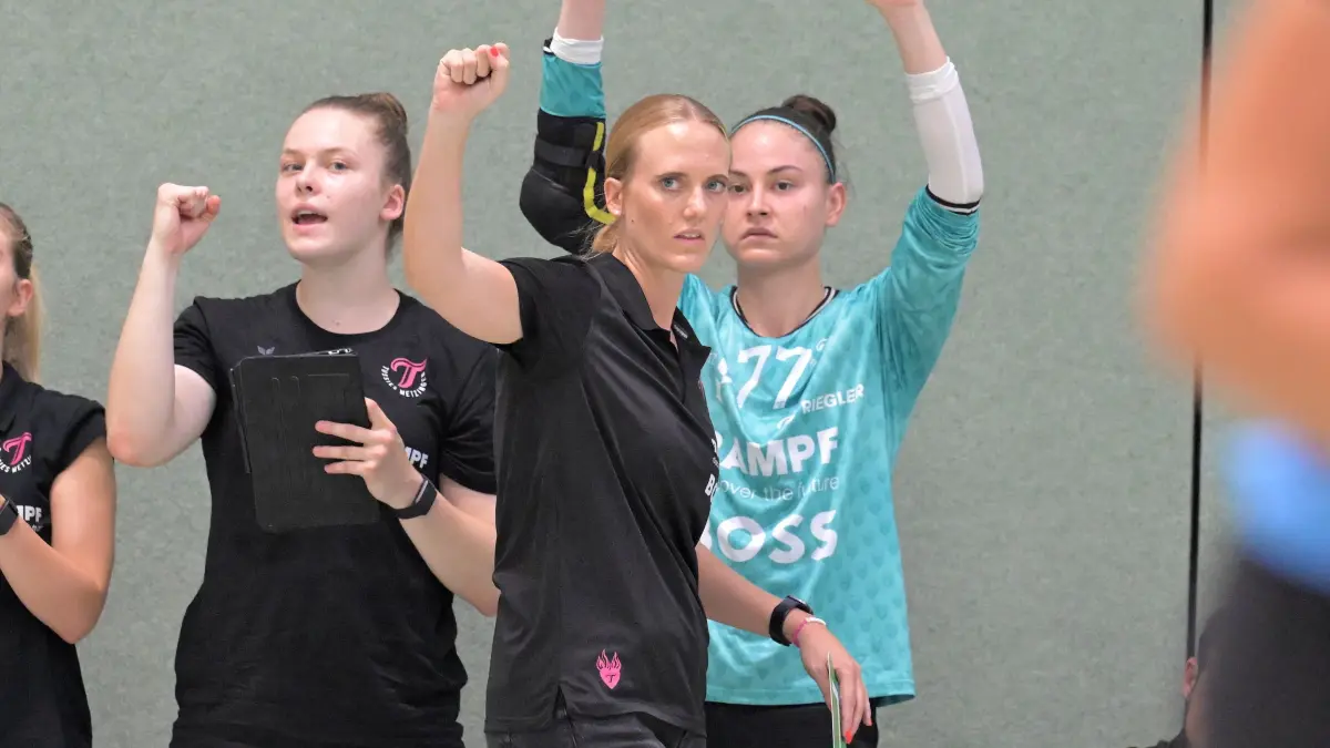 Miriam Hirsch (vorne) ist eine emotionale Trainerin. Bei der Pokal-Niederlage in Nürtingen musste sie sich Jubelgesten verkneifen. Die will sie im Erstliga-Spielbetrieb nachholen.