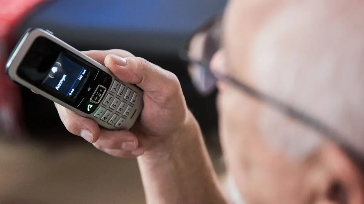 Bamberg, Deutschland 26. Dezember 2022: Themenbilder - Symbolbilder - Telefonbetrug - 2022 Ein älterer Menschen sitzt in seiner Wohnung und hält ein Telefon, Mobilteil in der Hand. Auf dem Display steht keine Rufnummer sondern Anonym. Viele Senioren und Seniorinnen werden Opfer von Telefonbetrug, darunter fällt auch der Enkeltrick oder auch der Schockanruf Bei diesen Anrufen werden teilweise auch Telefonnummern manipuliert, welche dann auf dem Mobilteil angezeigt werden. Bayern *** Bamberg, Germany 26 December 2022 Topic Images Symbol Images Telephone Fraud 2022 An elderly person sits in his apartment and holds a telephone, handset in his hand On the display is no phone number but Anonymous Many seniors and senior citizens are victim Copyright: xFotostandx/xK.xSchmittx