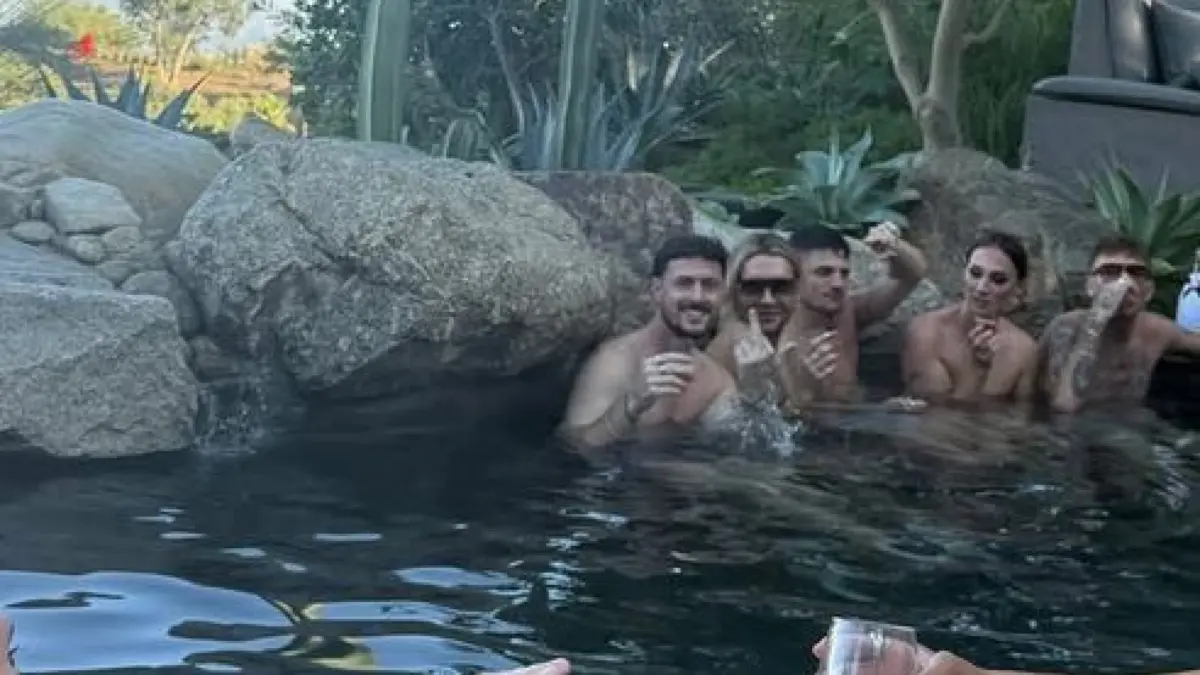 Diese Insta-Story von Sara Alviti zeigt Jannik und Bill nebeneinander im Pool.