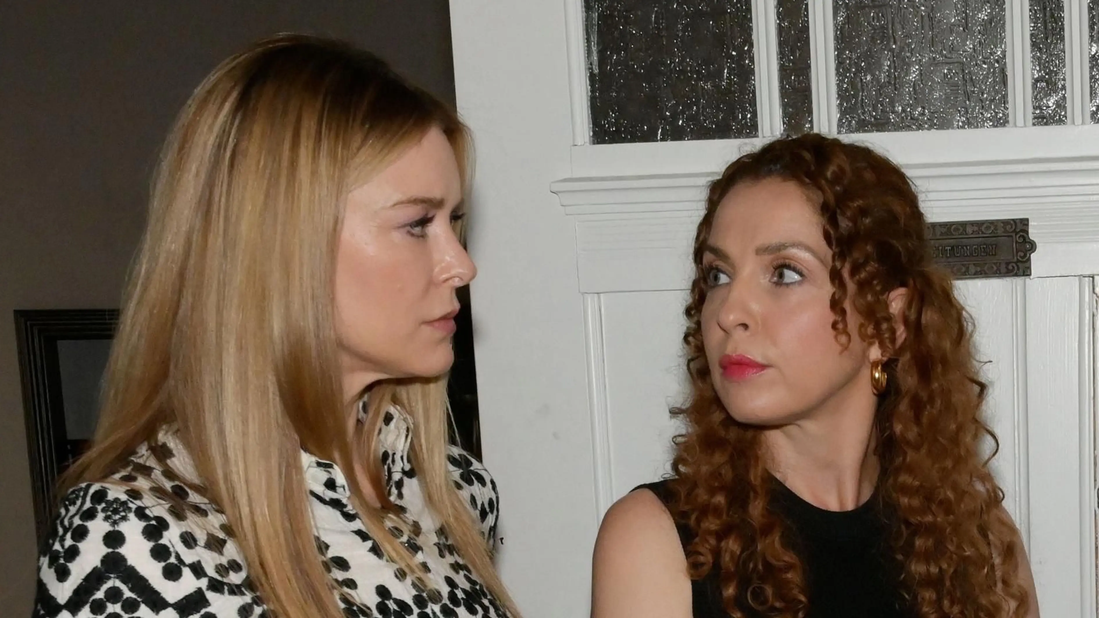 Jessica (Nina Ensmann) und Nina (Maria Wedig) müssen sich auf eine unangenehme Überraschung einstellen.