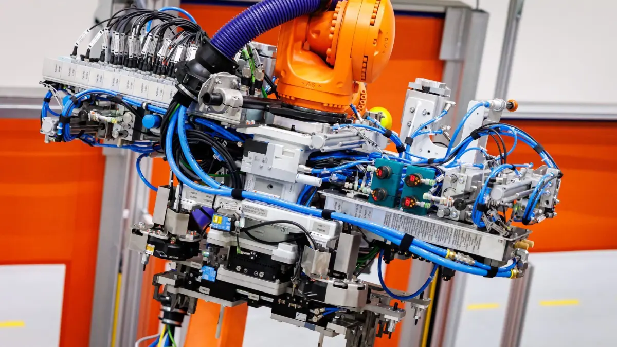 Industrieroboter: ARCHIV - 11.04.2025, Bayern, Nürnberg: Blick in eine automatisierte Batterieproduktions-Linie für Elektromotoren im Werk des Lkw- und Busherstellers MAN. Nach über 100 Jahren Dieselmotorenbau startet MAN in Nürnberg die Batterieproduktion für Elektromotoren. (zu dpa: «Bayerns Metall- und Elektroindustrie streicht 18.000 Jobs») Foto: Daniel Karmann/dpa +++ dpa-Bildfunk +++