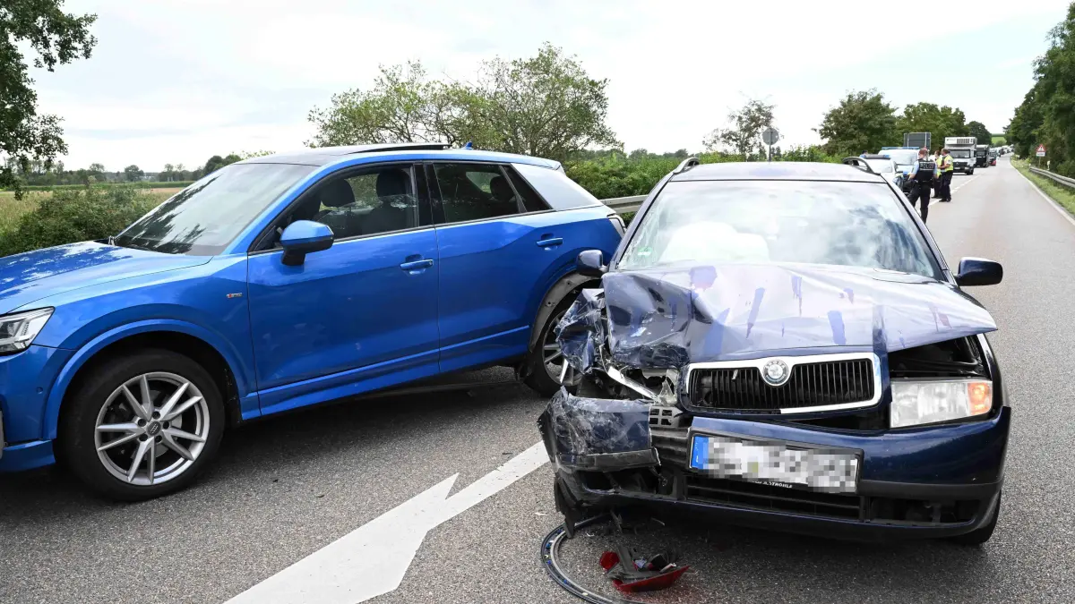 Zwei der Unfallfahrzeuge, darunter der Skoda rechts im Bild, mussten in Folge des Zusammenpralls abgeschleppt werden. Die B311 war längere Zeit voll gesperrt.