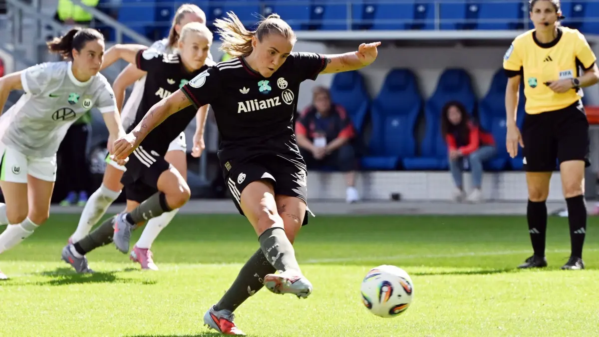 Bayern München - VfL Wolfsburg: 30.08.2025, Baden-Württemberg, Karlsruhe: Fußball, Frauen: DFB-Supercup, Bayern München - VfL Wolfsburg, BBBank Wildpark. Bayerns Georgia Stanway erzielt per Elfmeter den Treffer zum 4:1. Foto: Uli Deck/dpa +++ dpa-Bildfunk +++