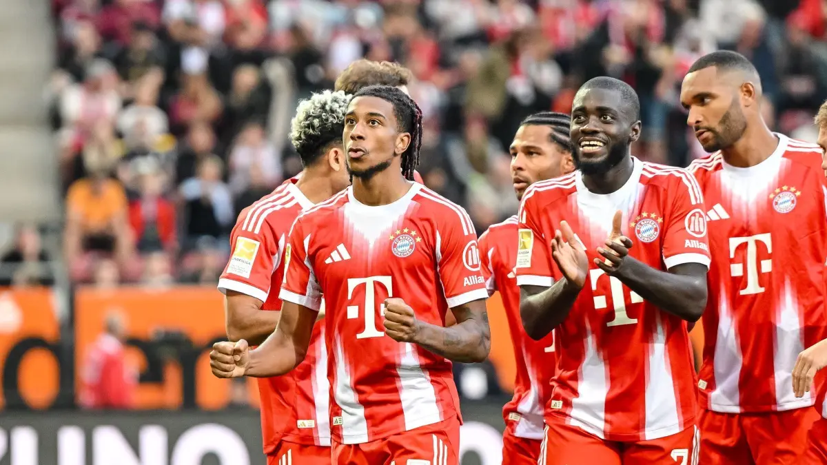 FC Augsburg - FC Bayern München: 30.08.2025, Bayern, Augsburg: Fußball, Bundesliga, FC Augsburg - FC Bayern München, 2. Spieltag, WWK-Arena. Michael Olise (l, Bayern München) jubelt nach seinem Tor zum 0:3 mit der Mannschaft. Foto: Harry Langer/dpa - WICHTIGER HINWEIS: Gemäß den Vorgaben der DFL Deutsche Fußball Liga bzw. des DFB Deutscher Fußball-Bund ist es untersagt, in dem Stadion und/oder vom Spiel angefertigte Fotoaufnahmen in Form von Sequenzbildern und/oder videoähnlichen Fotostrecken zu verwerten bzw. verwerten zu lassen. +++ dpa-Bildfunk +++