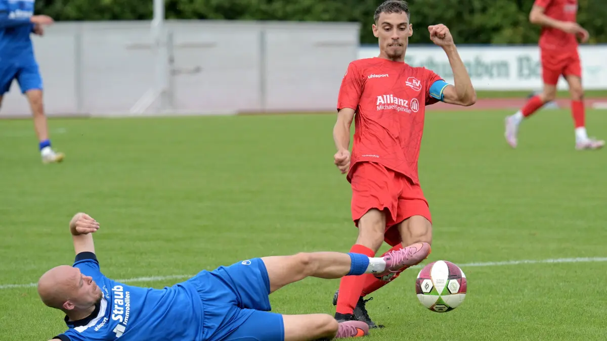 Fussball KL A | TuS Metzingen II vs. FV Bad Urach: Fussball KL A1 | TuS Metzingen II (blau) vs. FV Bad Urach (rot) // 2025-08-31 // Foto: Joachim Baur // #4 Matteo Miolla (TuS Metzingen II) / #8 Timo Prieler (FV Bad Urach)