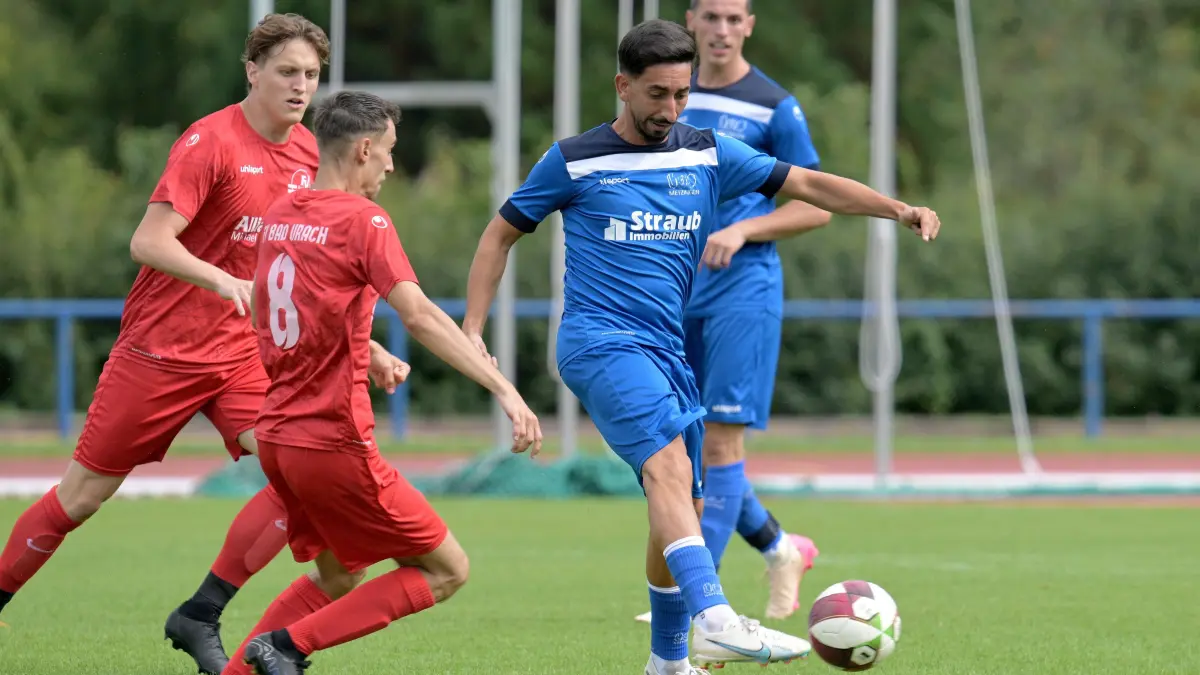 Fussball KL A | TuS Metzingen II vs. FV Bad Urach: Fussball KL A1 | TuS Metzingen II (blau) vs. FV Bad Urach (rot) // 2025-08-31 // Foto: Joachim Baur // #8 Wisar Salihi (TuS Metzingen II) / #8 Timo Prieler (FV Bad Urach)