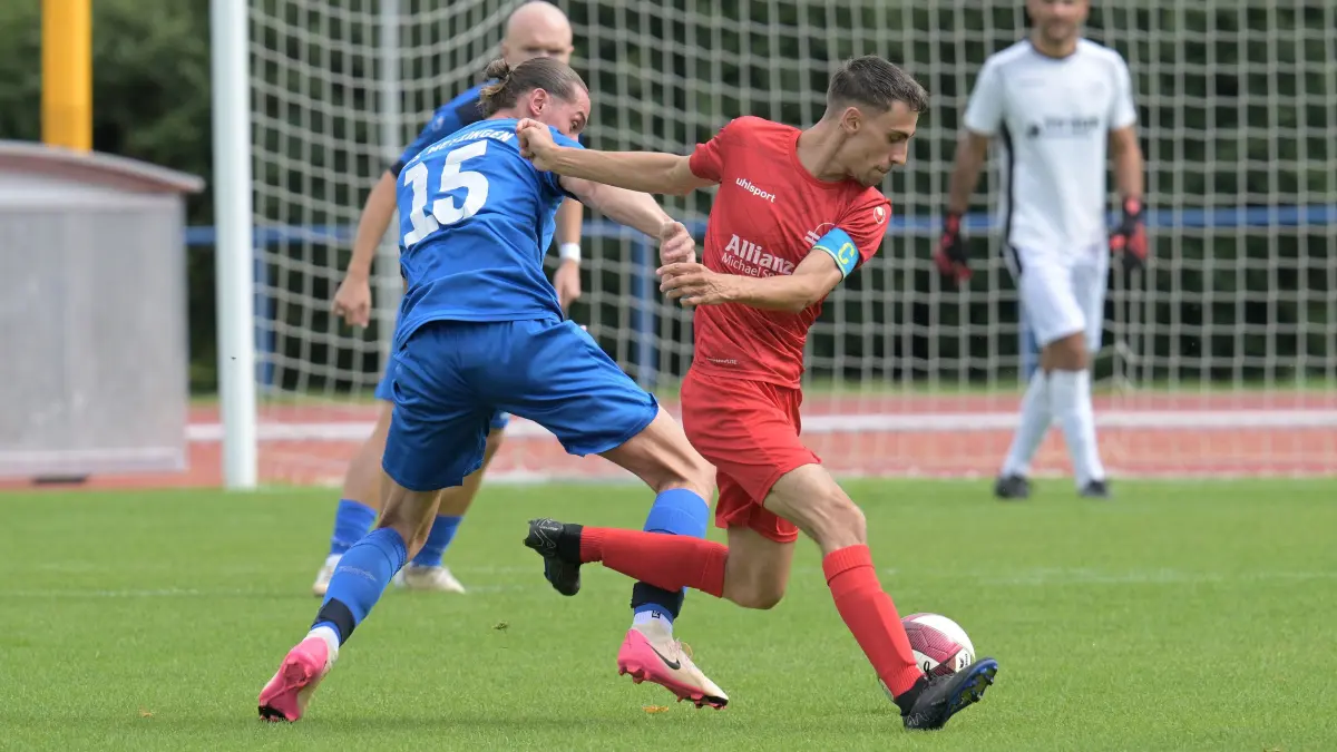 Fussball KL A | TuS Metzingen II vs. FV Bad Urach: Fussball KL A1 | TuS Metzingen II (blau) vs. FV Bad Urach (rot) // 2025-08-31 // Foto: Joachim Baur // #15 Behar Kolukaj (TuS Metzingen II) / #8 Timo Prieler (FV Bad Urach)