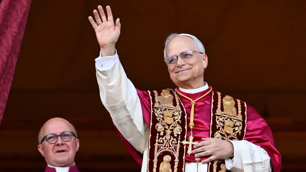 Ein Papst mit Durchhaltevermoegen: Robert Francis Prevost am 08.05.2025 auf dem Balkon des Petersdoms in Rom nach seiner Ernennung zum Papst. Papst Leo XIV. wird am 14. September 70 Jahre alt. Nach vier Monaten im Amt zeigt sich bereits die eine oder andere Eigenheit, die das neue Oberhaupt der katholischen Kirche mitbringt. (Siehe epd-Bericht vom 31.08.2025) *** Local Caption *** 00524418