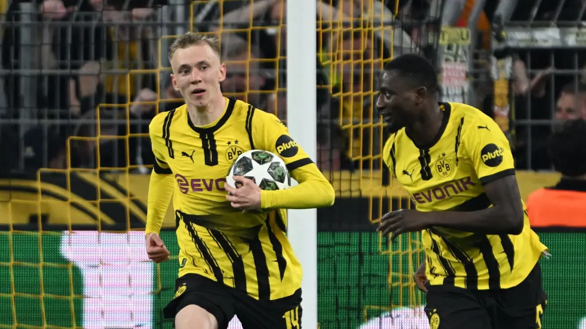 Borussia Dortmund - FC Barcelona: ARCHIV - 15.04.2025, Nordrhein-Westfalen, Dortmund: Fußball: Champions League, Borussia Dortmund - FC Barcelona, K.o.-Runde, Viertelfinale, Rückspiele im Signal Iduna Park, Dortmunds Torschütze Serhou Guirassy (r) und Dortmunds Maximilian Beier jubeln nach dem Tor zum 2:0. (zu dpa: «BVB-Sportdirektor: Kein 70-Millionen-Transfer von Beier») Foto: Federico Gambarini/dpa +++ dpa-Bildfunk +++