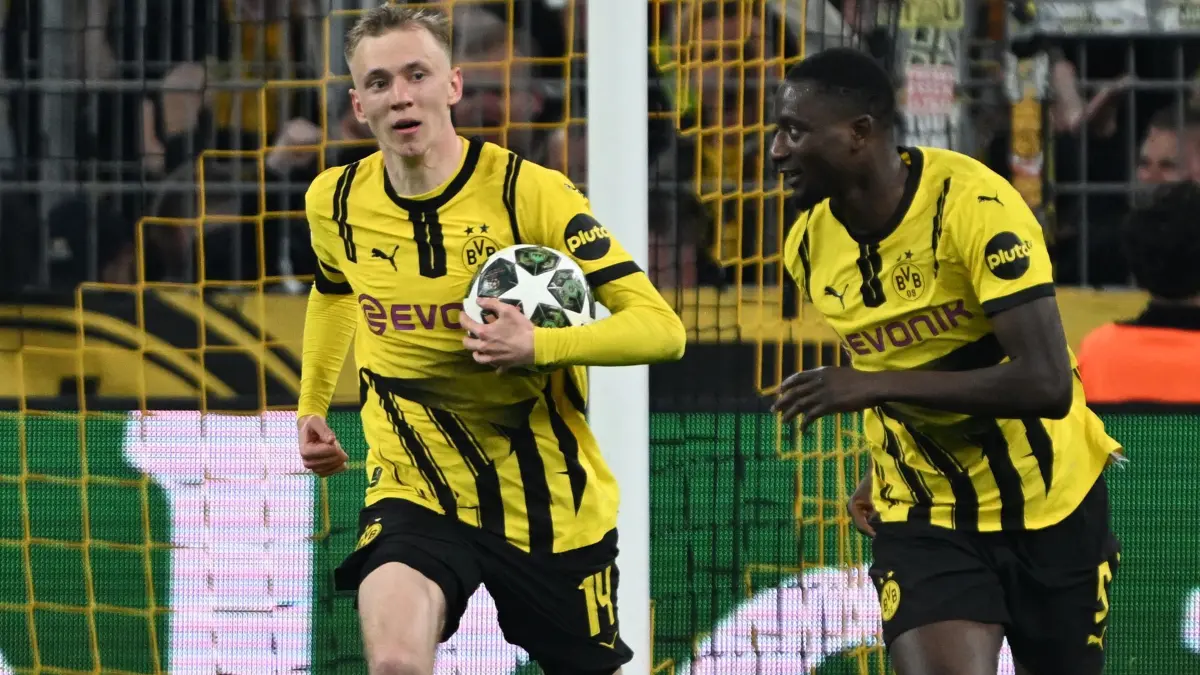 Borussia Dortmund - FC Barcelona: ARCHIV - 15.04.2025, Nordrhein-Westfalen, Dortmund: Fußball: Champions League, Borussia Dortmund - FC Barcelona, K.o.-Runde, Viertelfinale, Rückspiele im Signal Iduna Park, Dortmunds Torschütze Serhou Guirassy (r) und Dortmunds Maximilian Beier jubeln nach dem Tor zum 2:0. (zu dpa: «BVB-Sportdirektor: Kein 70-Millionen-Transfer von Beier») Foto: Federico Gambarini/dpa +++ dpa-Bildfunk +++