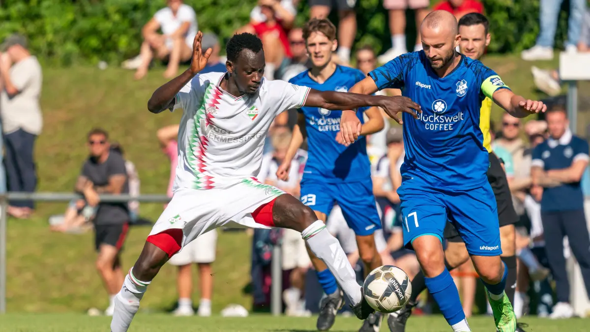Fußball, Landesliga:Foto: Derby SSG Ulm Ruben Beneke gegen SC Staig Ousman Jasseh