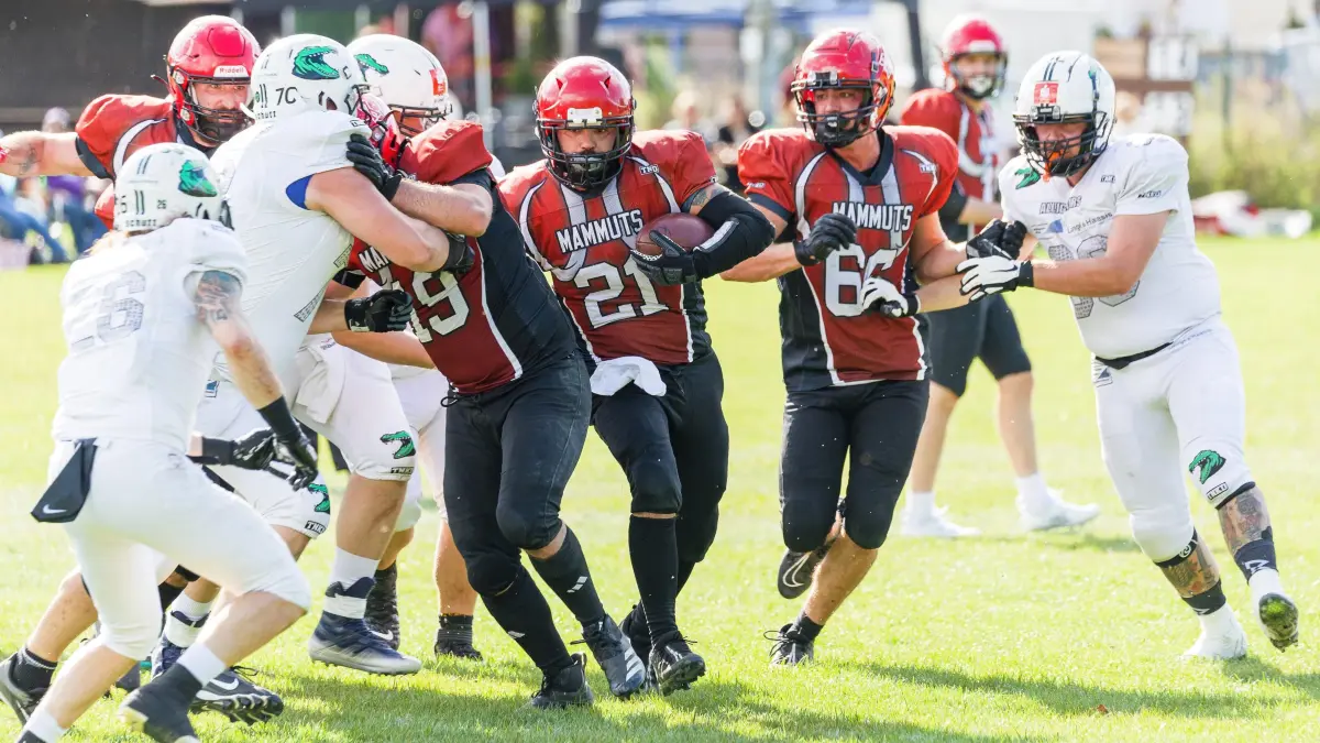 American Football Bezirksliga: American Football Bezirksliga; Kuchen Mammuts - Albstadt Alligators;
Manuel-José Carrasco (Kuchen Mammuts, #21) bei einem Laufversuch;
30.08.2025; Ankenstadion; Kuchen.
Foto: Thomas Madel