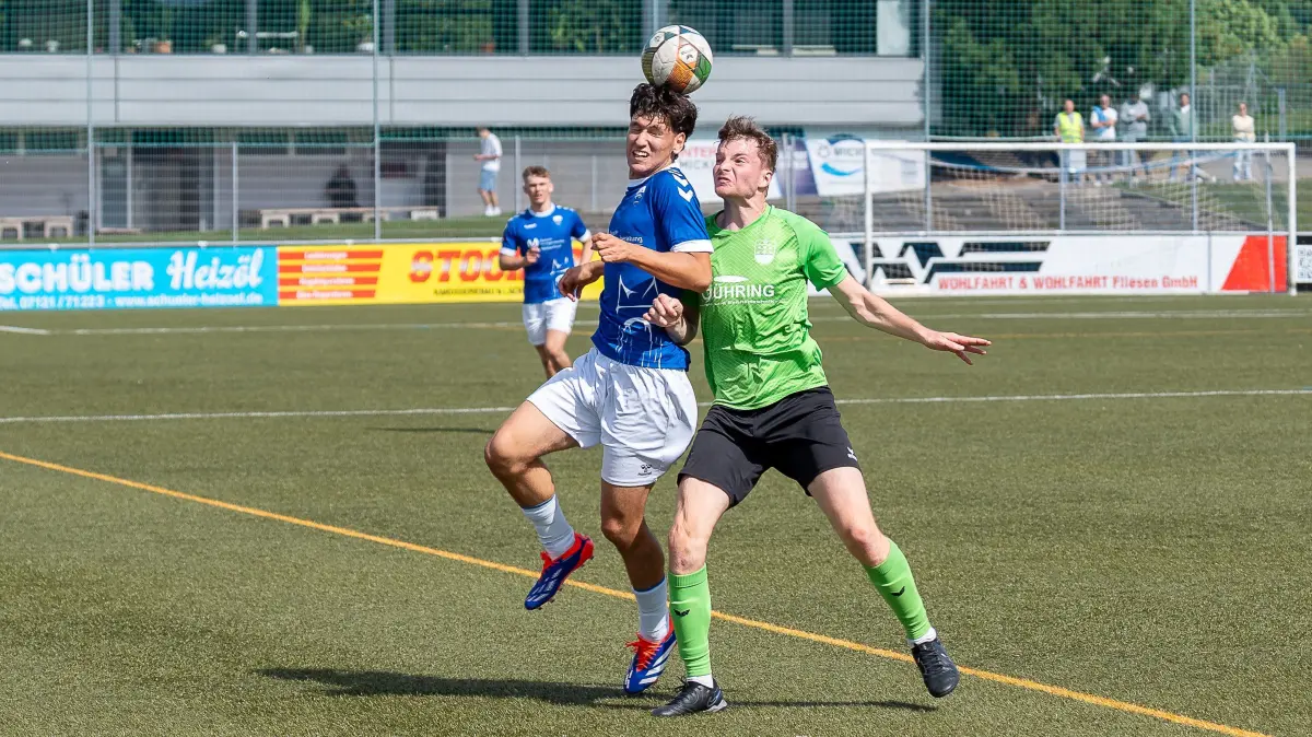Kopfball-Duell zwischen Kenan Dogan (links, VfL Pfullingen) und TuS-Spieler Oliver Ignacz.