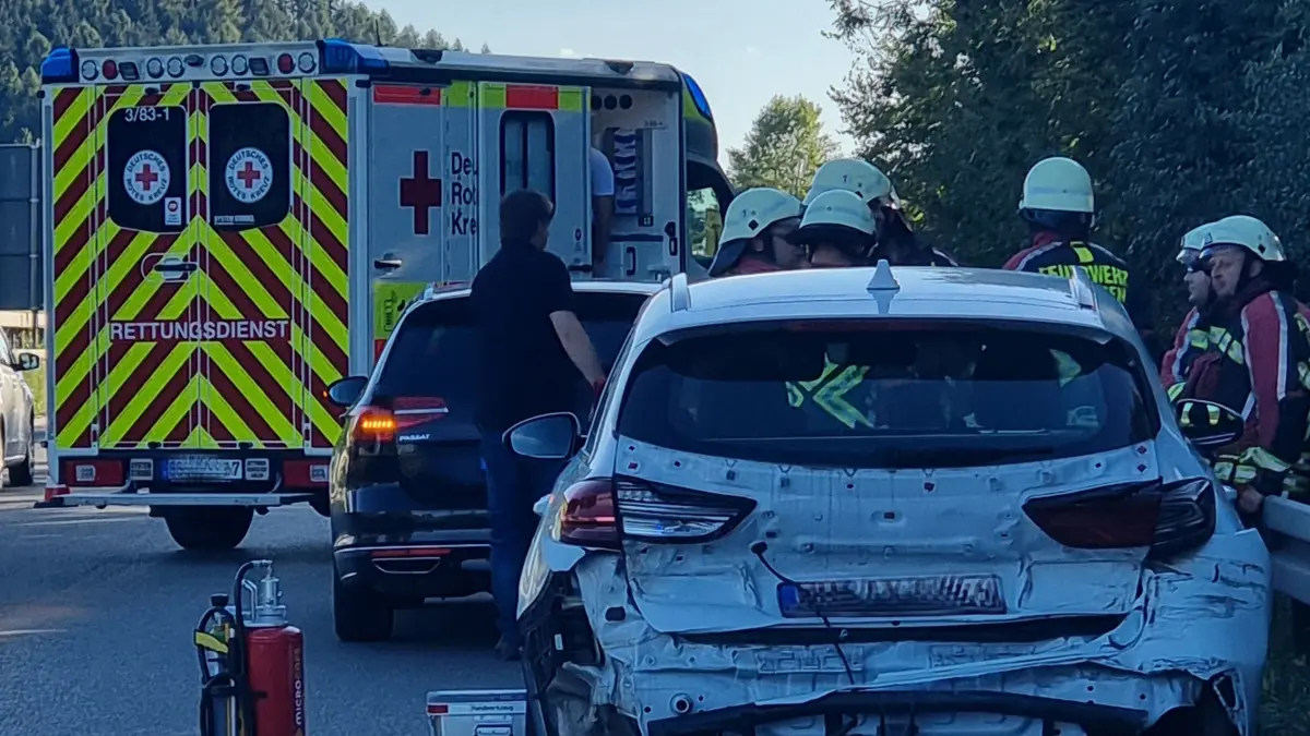 Einen schweren Unfall hat es am Sonntagabend auf der B 27 bei Bisingen gegeben, nachdem eine Golf-Fahrerin "Kontakt" zu einem vor ihr fahrenden Kia (im Bild, nach dem Unfall) hatte. Beide Fahrzeuge schleuderten von der Fahrbahn. Der Kia-Fahrer wurde schwer verletzt, die Frau im Golf fuhr davon.