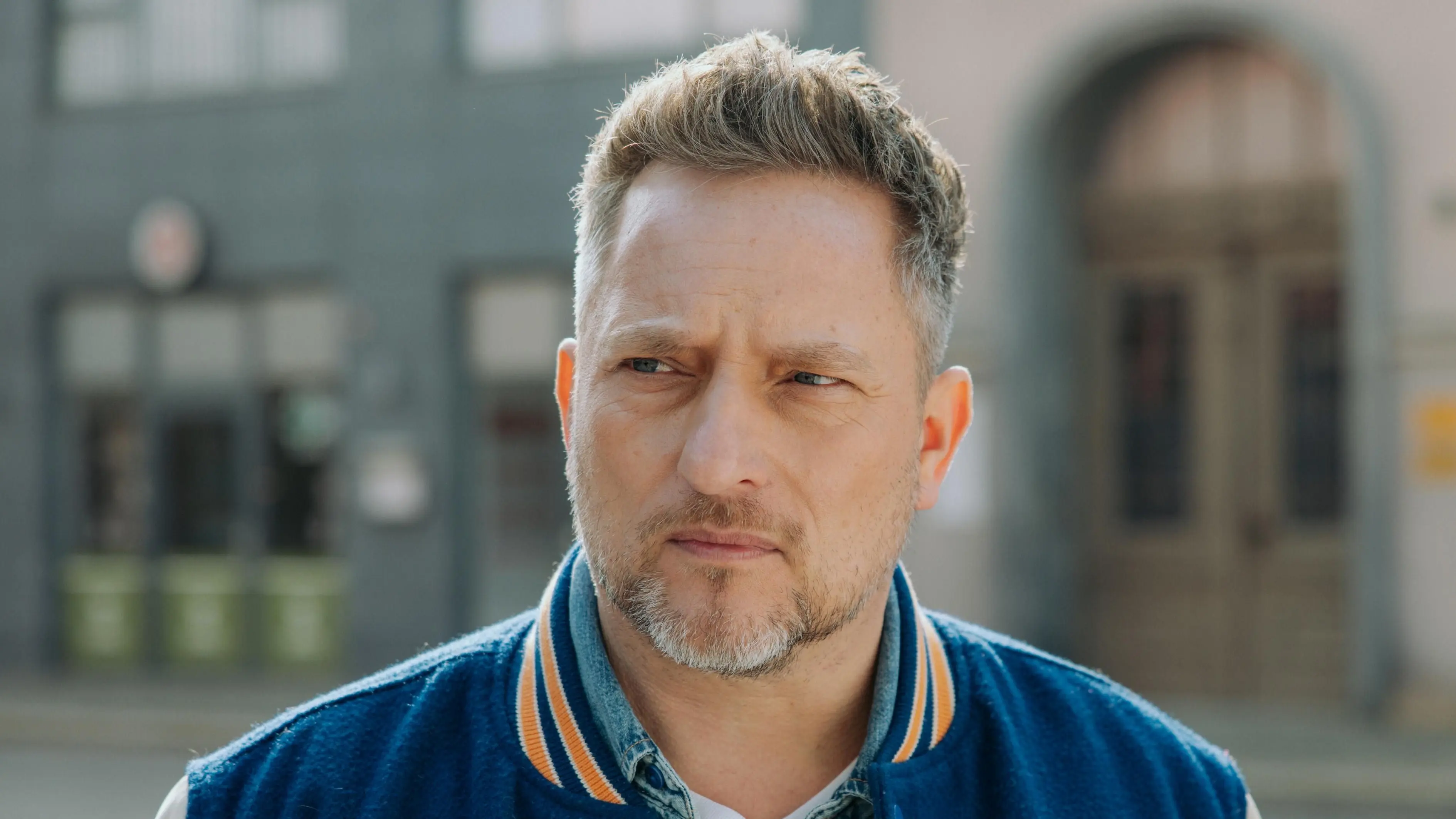 Michi (Lars Pape) hat eine neue Frau kennengelernt.